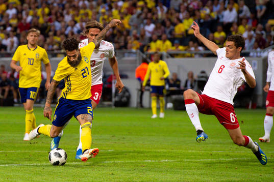 Sveriges Jimmy Durmaz och Danmarks Andreas Christensen