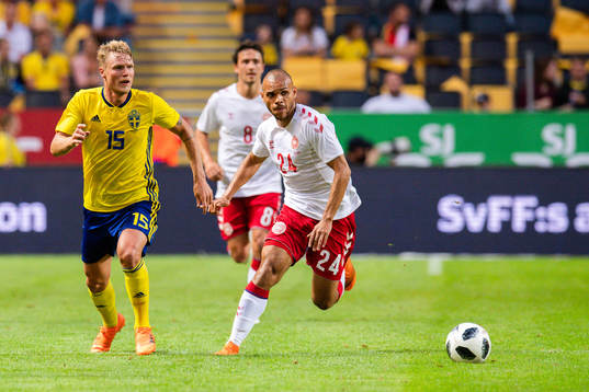Sveriges Oscar Hiljemark och Danmarks Martin Braithwaite
