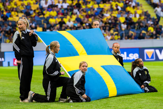 Flagghållare före träningslandskampen i fotboll mellan