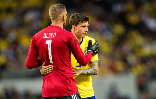Sveriges målvakt Robin Olsen samtalar med Sveriges Victor