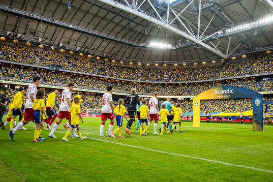 Spelarna gör entré före träningslandskampen i fotboll