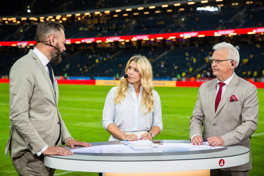 Cmores kommentatorer Olof Lundh (v), Anna Brolin (m) och
