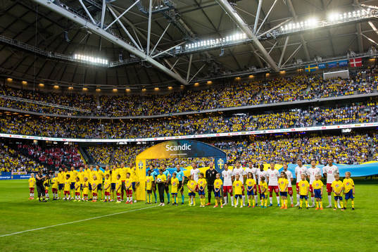 Sveriges och Danmarks spelare före träningslandskampen i