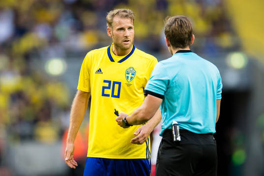 Sveriges Ola Toivonen Diskuterar med domare Tobias Stieler