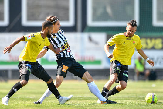 Landskronas Adi Nalic i kamp om bollen med GAIS Junes Barny