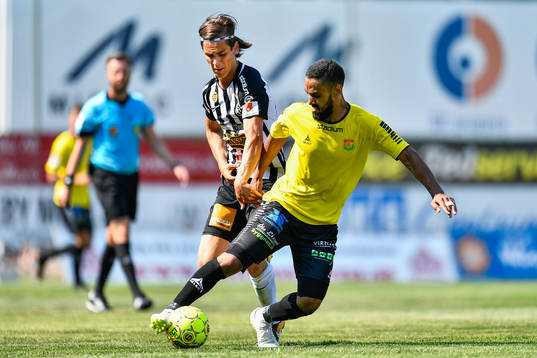Landskronas Adi Nalic i kamp om bollen med GAIS Junes Barny