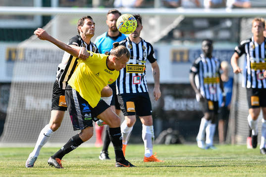 Landskronas Alexander Tkacz i kamp om bollen med GAIS