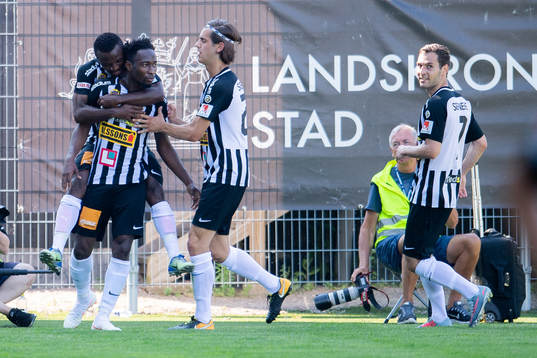 Landskronas Sadat Karim och Samuel Monday jublar