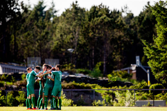 Ståle Steen Sæthre of Nest-Sotra celebrates with teammates