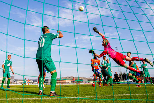 Alexander Dang of Nest-Sotra saves the ball