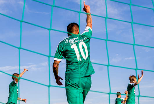 Alexander Dang of Nest-Sotra saves the ball