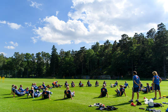 Spelarna värmer upp innan en träning med det svenska