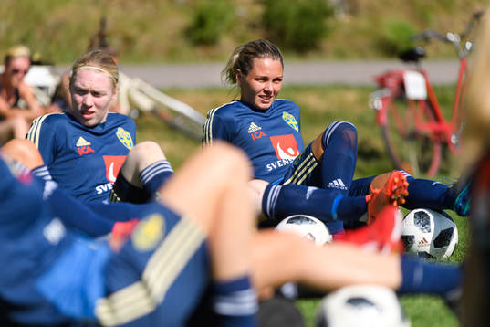 Målvakt Hedvig Lindahl och målvakt Jennifer Falk