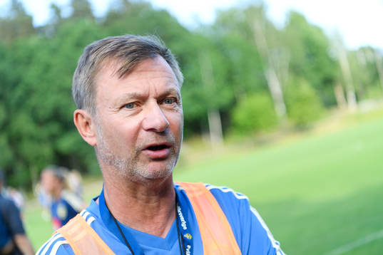 Förbundskapten Peter Gerhardsson blir intervjuad