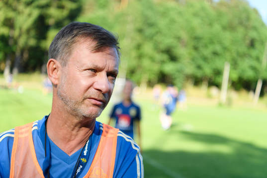 Förbundskapten Peter Gerhardsson blir intervjuad