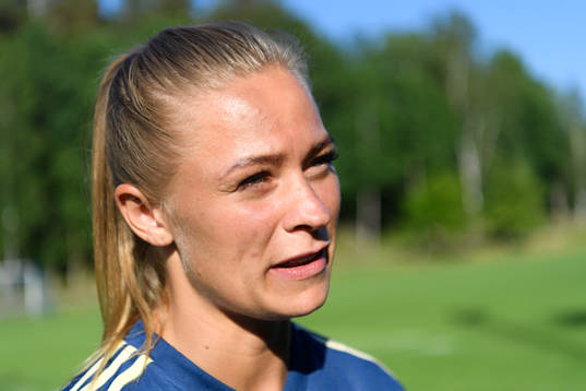 Fridolina Rolfö blir intervjuad