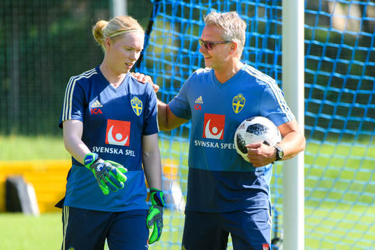 Målvakt Hedvig Lindahl och målvaktstränare Tomas