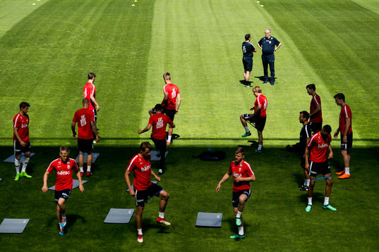 Lars Lagerbäck, head coach of Norway, and the players of