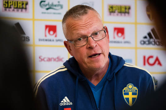 Sveriges förbundskapten Janne Andersson blir intervjuad av