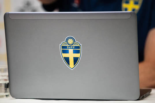 En bärbar dator med Svenska Fotbollbörbundets emblem på