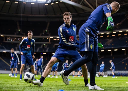 Sveriges Victor Nilsson Lindelöf och målvakt Karl-Johan