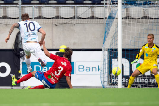 Gefles Erik Törnros gör 1-0 bakom Helsingborgs målvakt