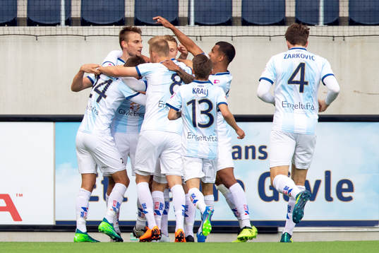 Gefles Erik Törnros jublar med lagkamrater
