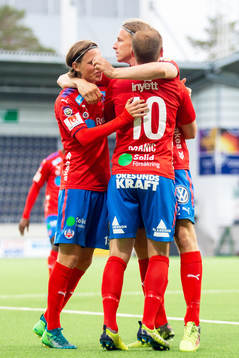 Helsingborgs Carl Johansson jublar med lagkamrater