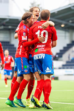 Helsingborgs Carl Johansson jublar med lagkamrater