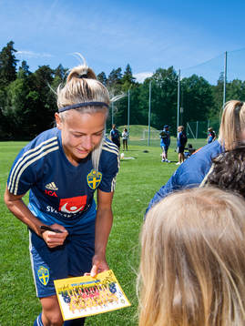 Hanna Glas signerar en bild