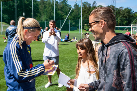 Olivia Schough signerar en bild åt Niclas Alexandersson
