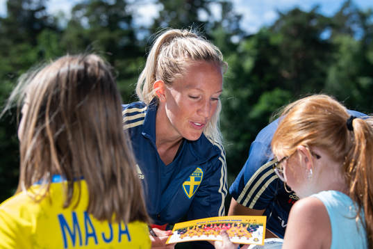 Julia Roddar skriver autografer