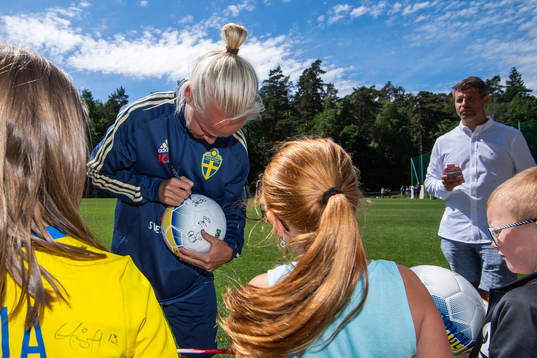Caroline Seger signerar en boll