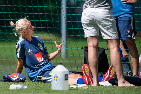 Caroline Seger sitter ner