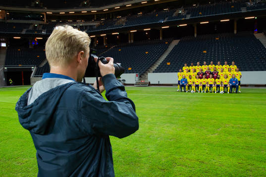 Joel Marklund, chefsfotograf Bildbyrån, tar en lagbild av