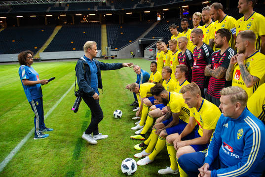 Joel Marklund, chefsfotograf Bildbyrån, ger instruktioner