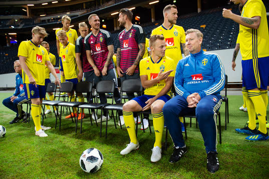 Sebastian Larsson pratar med Peter Wettergren, assisterande