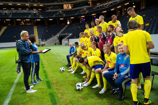 Joel Marklund, chefsfotograf Bildbyrån, kollar detaljer