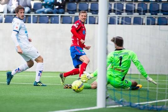 Helsingborgs Andri Runar Bjarnason med ett skott precis