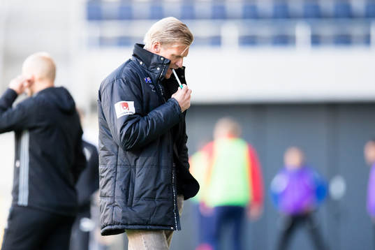 Gefles tränare Johan Mjällby ser fundersam ut