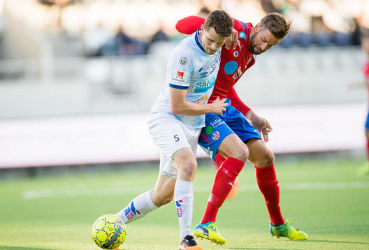 Gefles Jesper Björkman i kamp om bollen med Helsingborgs