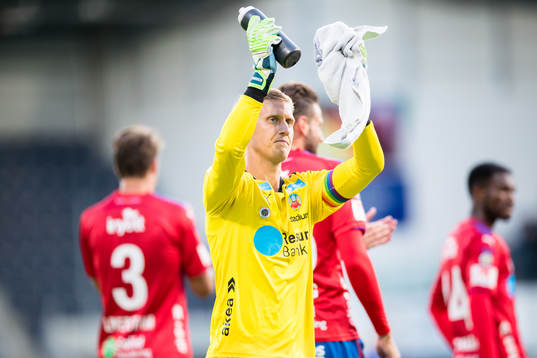 Helsingborgs målvakt Pär Hansson tackar de tillresta