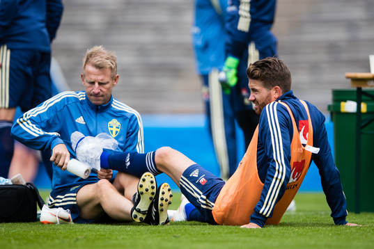 Sveriges Marcus Rodhén får is på sin fot