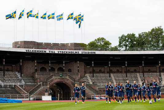 Sveriges spelare värmer upp på Stockholms Stadion