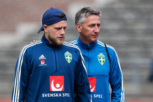Sveriges John Guidetti och säkerhetsansvarig Jan Gustavsson