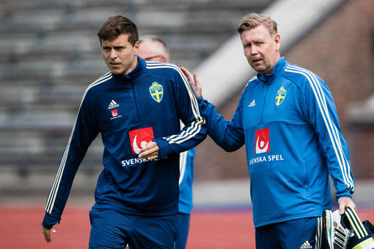 Sveriges Victor Nilsson Lindelöf och assisterande tränare