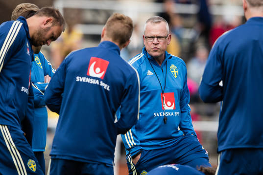 Sveriges förbundskapten Janne Andersson instruerar spelarna