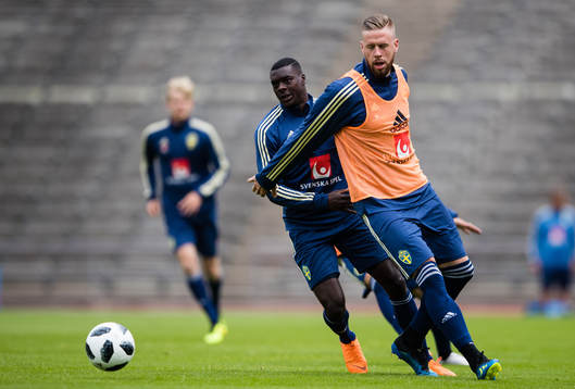 Sveriges Ken Sema i kamp om bollen med Sveriges Pontus