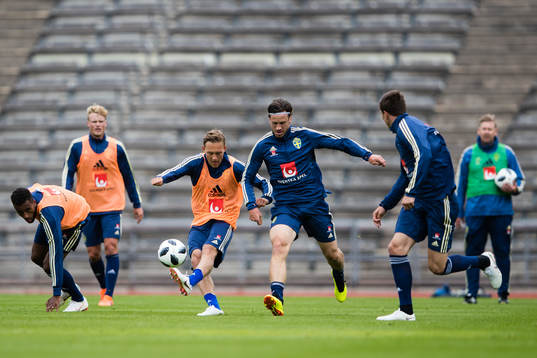Sveriges Ludwig Augustinsson i kamp om bollen med Gustav