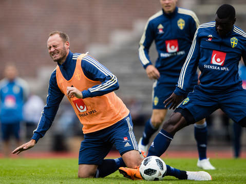 Sveriges Andreas Granqvist i kamp om bollen med Ken Sema